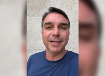 Flávio Bolsonaro afirma que foi proibido de deixar o Brasil e teve passaporte solicitado a pedido de Moraes