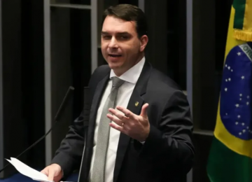 Flávio Bolsonaro entrou nos Estados Unidos com passaporte diplomático cancelado pela Polícia Federal