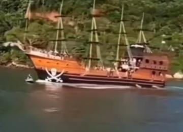 Casal em moto aquática é atingido por barco pirata em SC