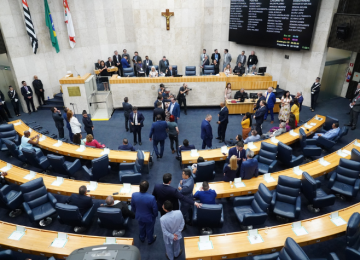 Funcionários da Câmara de SP ganham 'vale-peru' de mais de R$ 2 mil