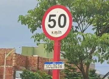 Achados e Perdidos do Trânsito: placa de carro é fixada em sinalização de velocidade em Rio Verde