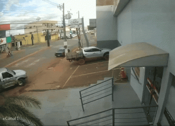 Motociclista é arremessado contra totem semafórico após colisão na Avenida Pauzanes, em Rio Verde