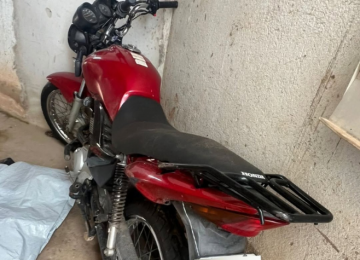 Mulher é presa após reter moto em acidente e cobrar para devolver o veículo 