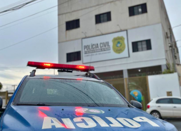 À luz do dia, homem agarra e tenta beijar mulher na Vila Borges