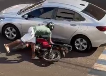 Homem embriagado bate em carro estacionado na frente da delegacia em Rio Verde 