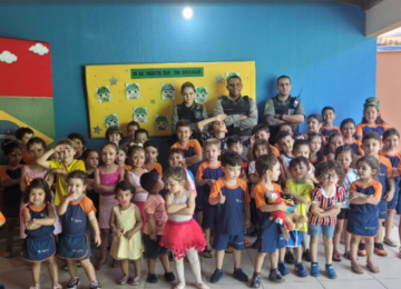 Policias militares de Rio VerdeGO, visitam o Centro Educacional Crescer em comemoração ao dia do Soldado 