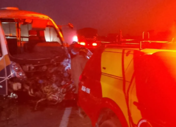 Micro-ônibus e carro batem de frente na BR-118 em Planaltina; Motoristas morreram no local 