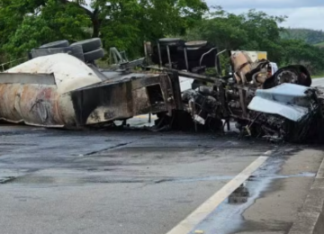 Carreta tomba e pega fogo na BR-040 na cidade de Juiz de Fora, Minas Gerais