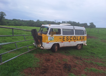 Dois alunos ficam feridos em acidente com van escolar na zona rural de Rio Verde