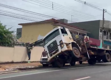 Caminhão munck tomba durante serviço na Av. Presidente Vargas; ninguém se feriu