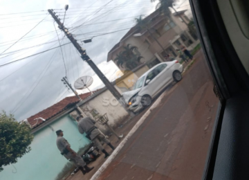 Veículo colide em poste no Bairro Santo Agostinho, em Rio Verde 