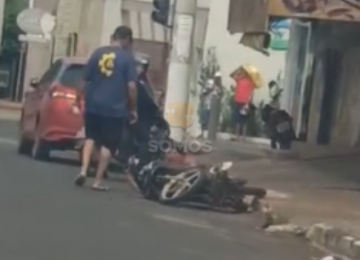 Carro bate em moto na Rua 75 no Bairro Popular, em Rio Verde