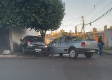 Carros se envolvem em acidente na Vila Meneses, em Rio Verde