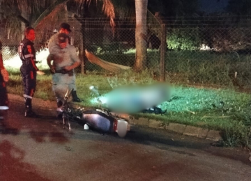 Motociclista morre em acidente de trânsito após ser atingido por veículo em alta velocidade