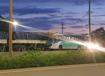 Ônibus colide na traseira de um caminhão em Rio Verde 