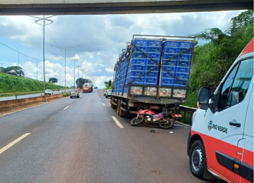 Motociclista de 42 anos fica ferido ao colidir com carreta parada na BR-060 em Rio Verde 