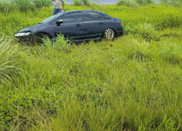 Carro sai da pista na BR-060, entre Jataí e Rio Verde; entre os ocupantes, uma criança de 2 anos