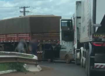 Acidente no viaduto de acesso a Rio Verde envolve dois caminhões e um carro