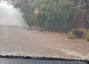 Chuva volta a alagar ruas de Rio Verde e complica trânsito 