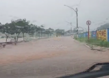 Alerta aos motoristas: Chuva forte alaga Avenida Paulo Roberto, em Rio Verde