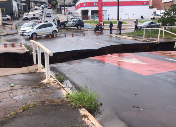 Cratera se abre após forte chuva em ponte na Avenida Barrinha, em Rio Verde 