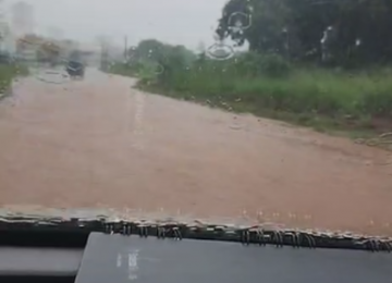 Chuva deixa avenida próxima ao Interlagos alagada em Rio Verde