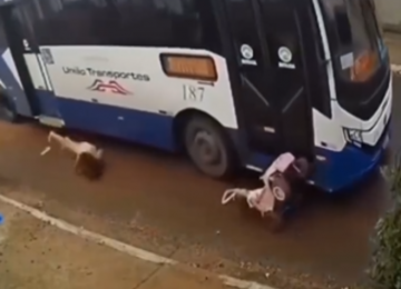 Mulher e bebê escapam por pouco após acidente envolvendo ônibus em Várzea Grande