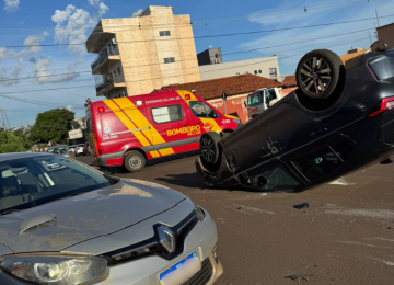 Veículo capota após colisão no Bairro Morada do Sol em Rio Verde; condutora é encaminhada ao hospital