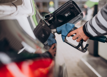 Gasolina cai em abril após seis meses sem redução