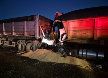 Colisão entre carretas na BR-153 mobiliza bombeiros e deixa vítima fatal