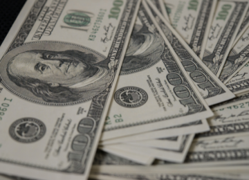 Dólar se aproxima de R$ 5,60 em meio a tensões com os EUA e incertezas no Brasil