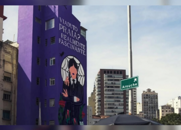 Prédio em SP é multado em R$ 190 mil por mural da Wandinha