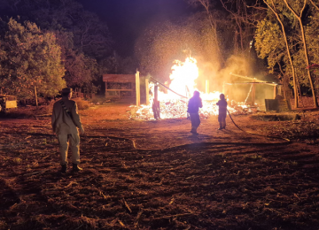 Bombeiros combatem incêndio em depósito de lenha às margens da BR-060, em Rio Verde