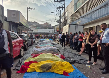Moradores levam dezenas de corpos à praça após megaoperação no Rio; número de mortos pode ultrapassar 100