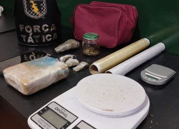 Polícia Militar desmantela ponto de tráfico na Vila Serpró e apreende drogas, balanças e materiais ilícitos