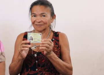 Após 70 anos, mulher conquista primeira certidão de nascimento e passa a existir oficialmente