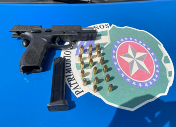 PM apreende arma de fogo em abordagem a veículo suspeito no Bairro Liberdade