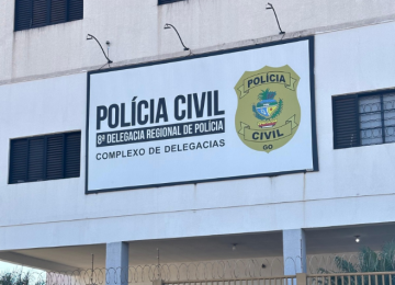 Após discussão por música alta, homem agride jovem e é preso em frente à delegacia de Rio Verde