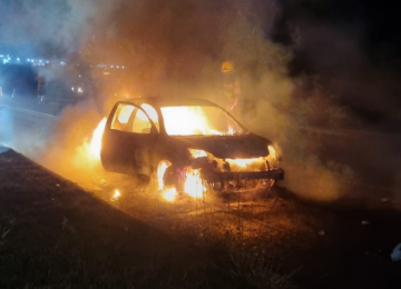 Carro é destruído por incêndio às margens da BR-060, em Rio Verde