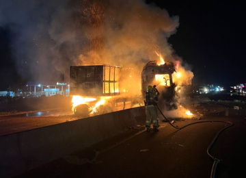 Caminhão pega fogo na BR-452 e mobiliza Corpo de Bombeiros durante a madrugada em Rio Verde