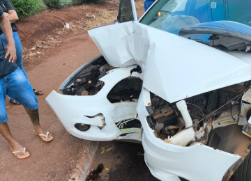 Motorista perde controle em rotatória e carro fica destruído após bater em poste no Gameleira
