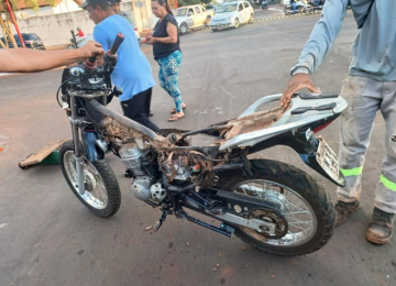 Moto fica destruída após colisão com carro e deixa duas mulheres feridas no Santo Agostinho