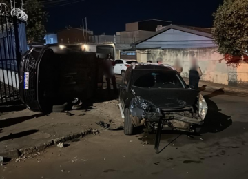 HB20 tomba após colisão e os dois motoristas ficam feridos em acidente no bairro Santa Luzia