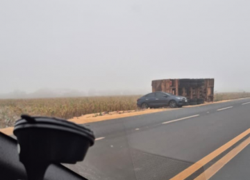 Carreta carregada com grãos é registrada tombada às margens da GO-174 entre Rio Verde e Montividiu