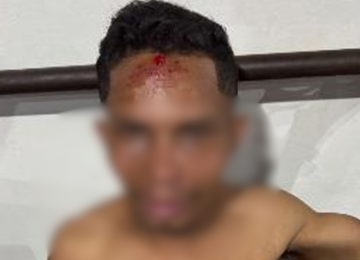 Vídeo mostra homem batendo a cabeça contra viatura após ser detido por agredir esposa em Rio Verde