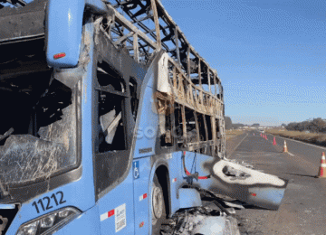Incêndio atinge ônibus com 30 passageiros na BR-060 em Rio Verde; Rodovia segue em meia pista