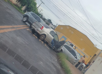 Três veículos colidem no cruzamento da Avenida JK, na Morada do Sol