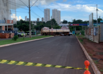 Carreta tomba parcialmente e espalha tijolos em Avenida próxima ao Parque Interlagos