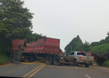 Colisão entre carretas espalha grãos e deixa trânsito lento na GO-174