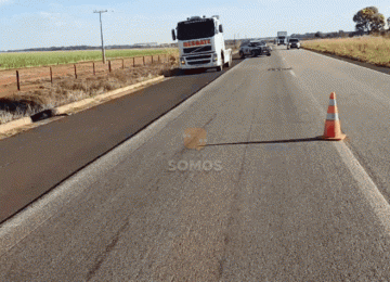 Condutor com 21 horas ao volante tomba carreta na BR-060 em Jandaia
